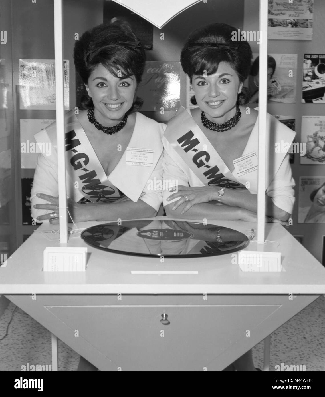 Twin Modelle fördern, die neue Technologie der lange spielen Alben in eine Musik und Sound Convention in Chicago im Jahr 1962. Stockfoto