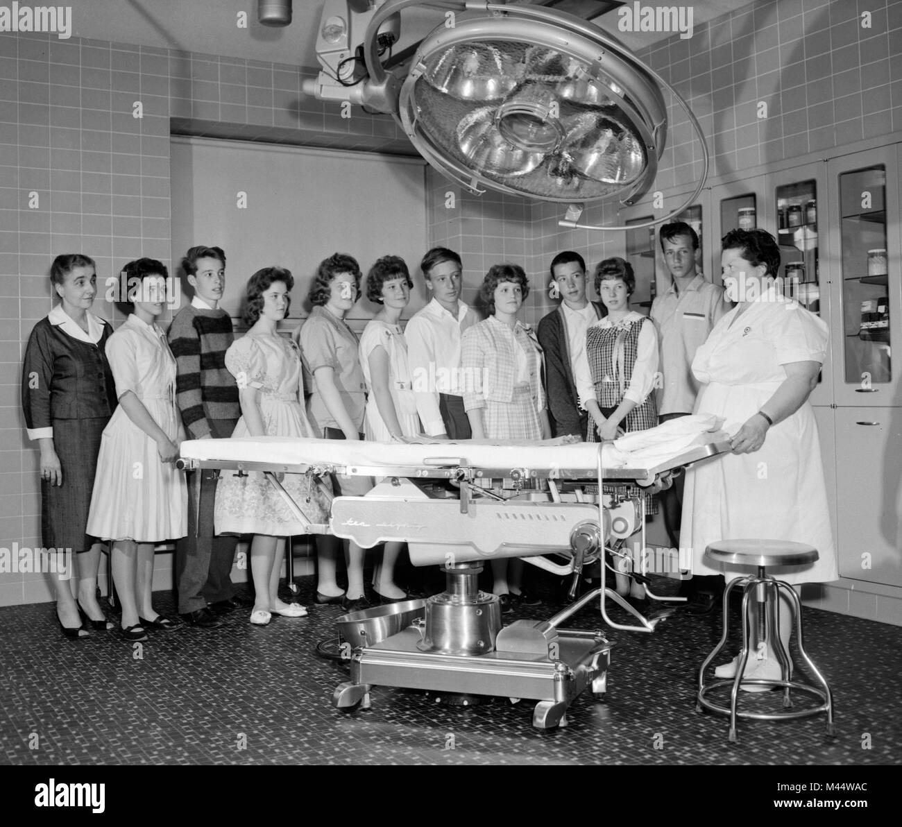 Schüler der achten Klasse Tour einem Krankenhaus OP-Saal, Ca. 1960. Stockfoto