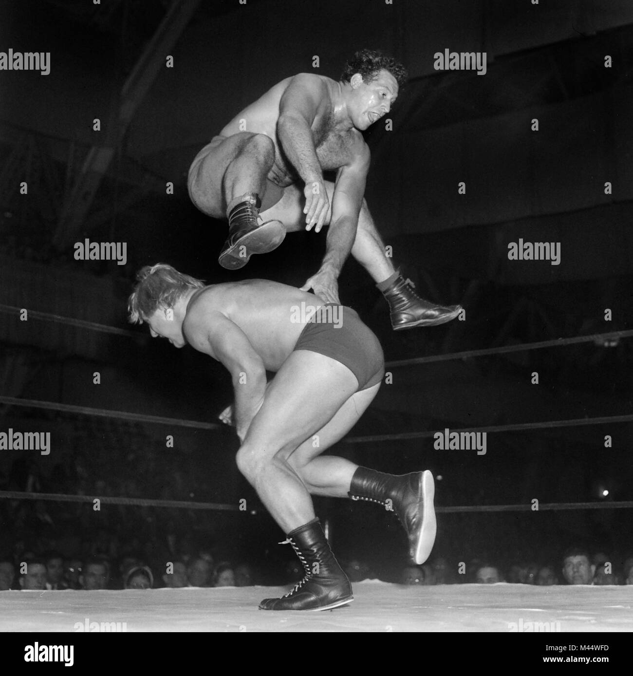 Zwei grapplers Gesicht weg in einem Ringkampf in Chicago, Ca. 1950. Stockfoto