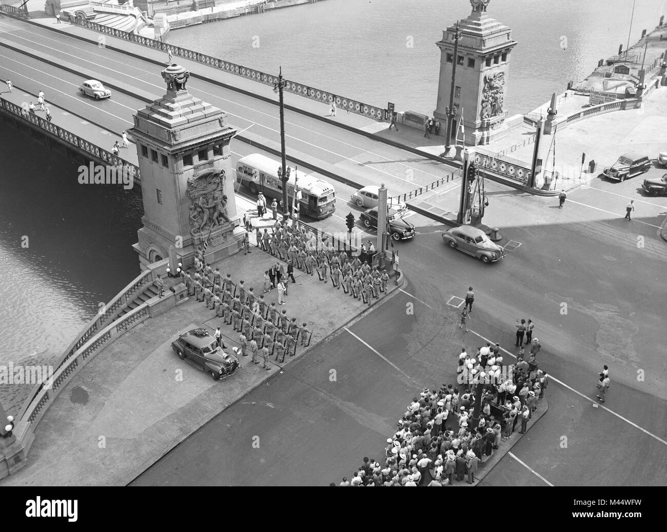 Die Armee begrüßt die Schlacht um Fort Dearborn während einer Zeremonie an der Ecke der Michigan Ave. und Wacker Drive auf dem Chicago River, Ca. 1948. Stockfoto