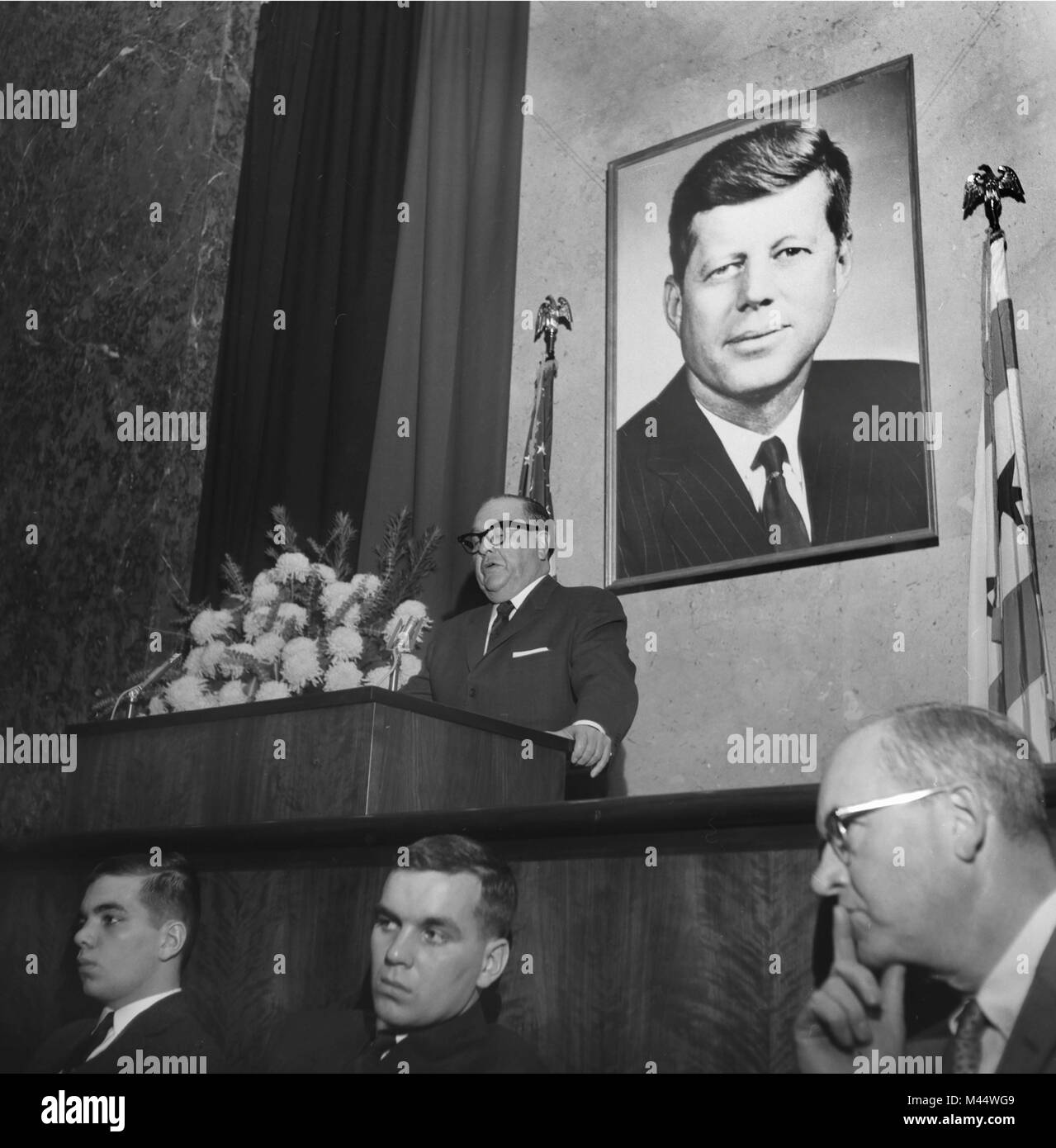 Der Bürgermeister von Chicago Ernest Hemingway spricht mit einer Trauerfeier für Präsident Kennedy in Chicago im Jahre 1963. Vor Sitzen Daly Söhne John, Links, und zukünftige Bürgermeister, Richard M. Daley. Stockfoto