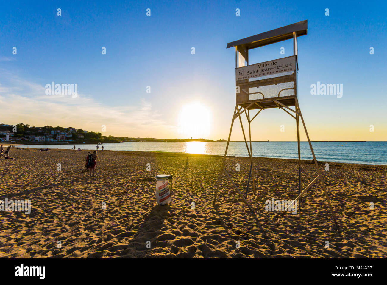 Hintergrundbeleuchtung Bademeister Turm bei Sonnenuntergang in der Grande Plage Strand von Saint-Jean-de-Luz, Aquitanien, Frankreich Stockfoto