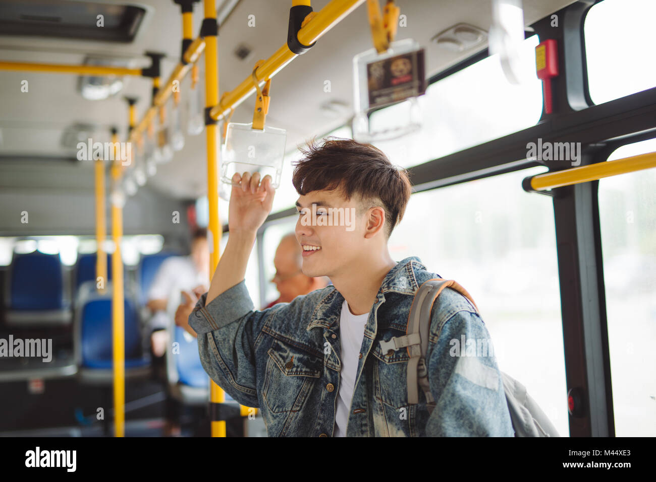 Asiatischer Mann mit den öffentlichen Verkehrsmitteln, Bus stehen. Stockfoto