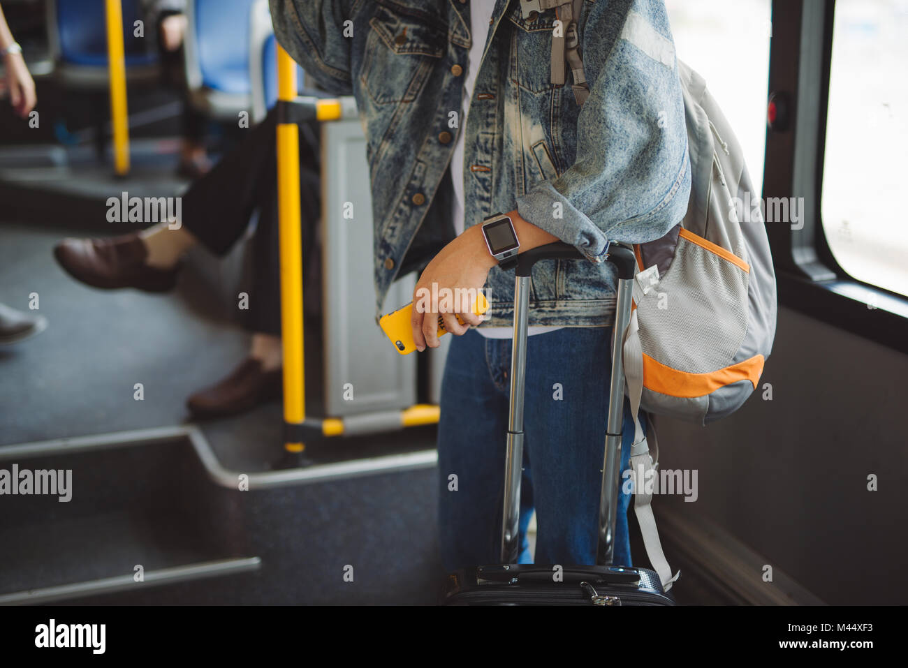 Die öffentlichen Verkehrsmittel. Die Leute im Bus. Asiatischer Mann sitzt im Bus. Stockfoto