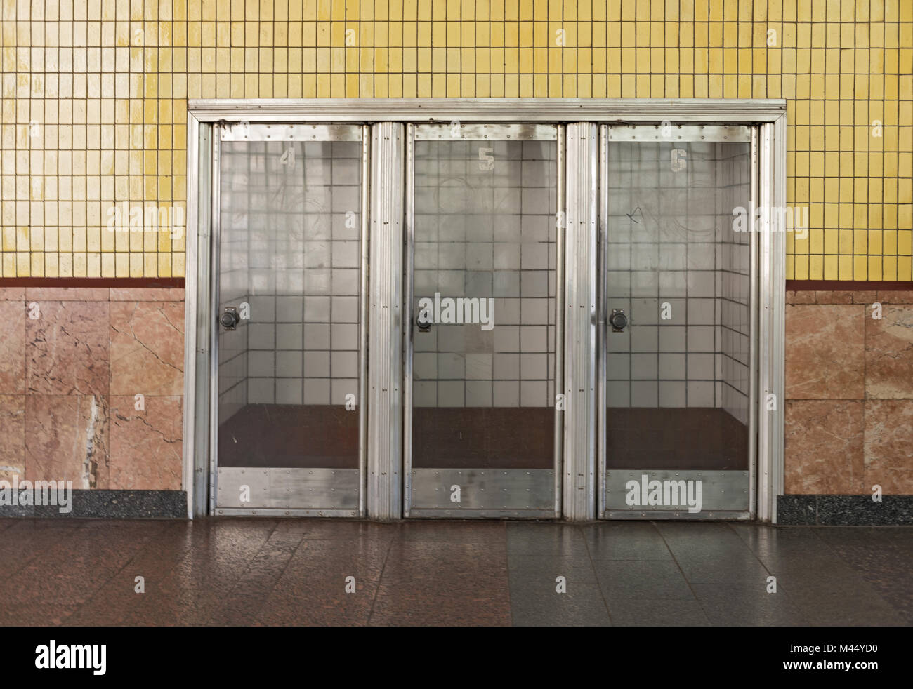 Drei Türen in der Nähe der U-Bahn station Arsenalna, Kiew, Ukraine Stockfoto