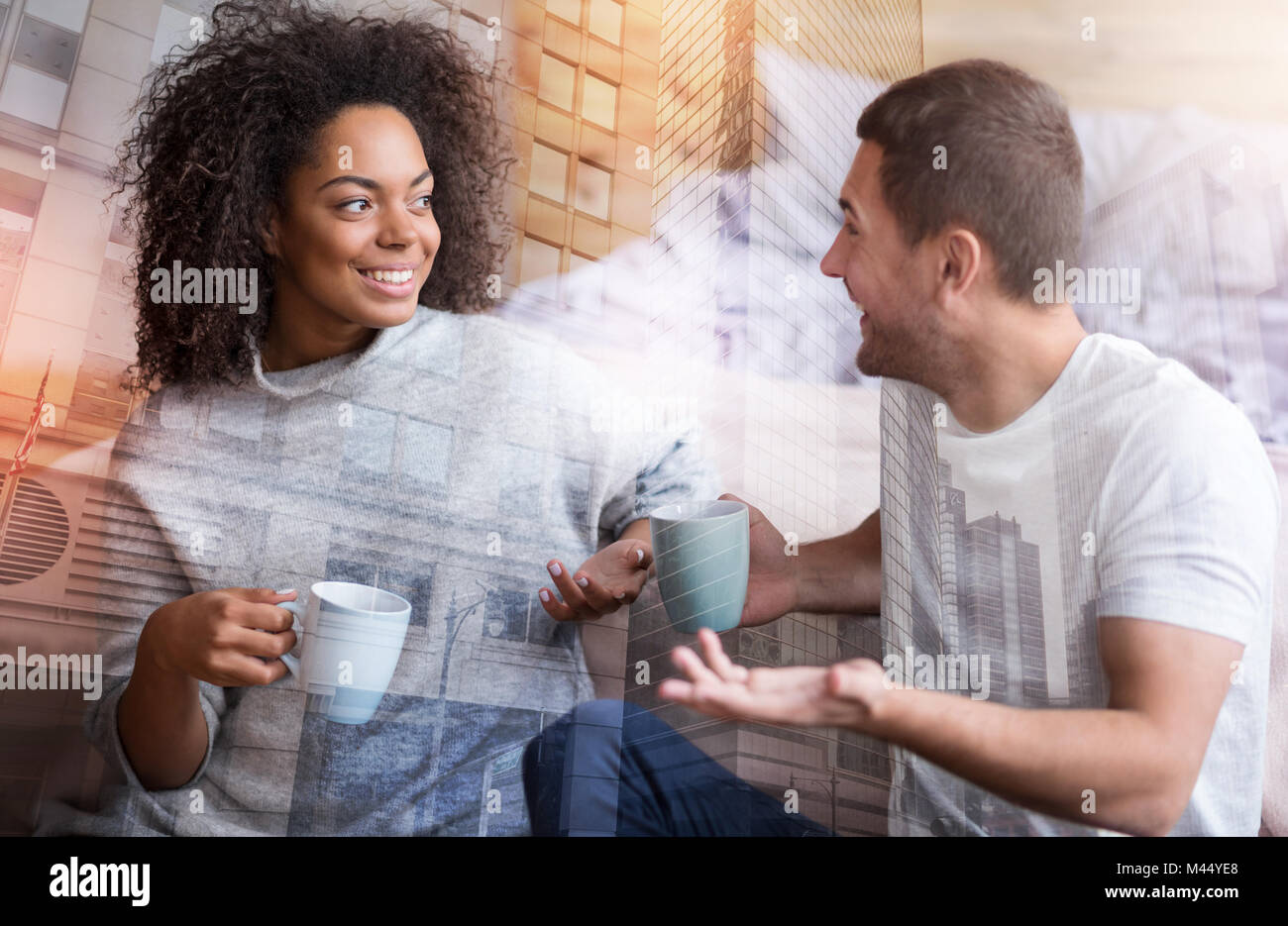 Freudige positive Paar ihre Drinks genießen Stockfoto