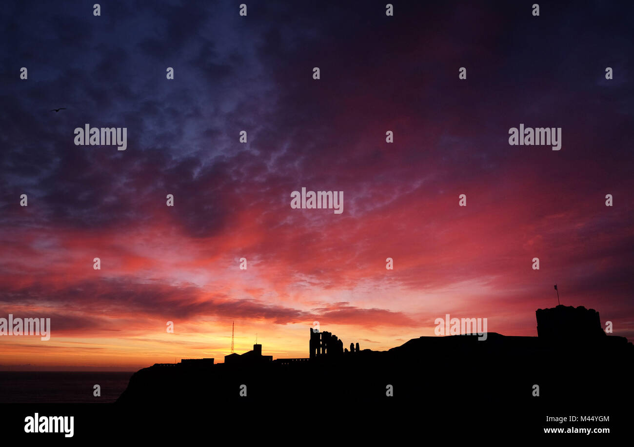 Der English Heritage Tynemouth Priory an der nordöstlichen Küste von Tynemouth unter einer rosa Himmel heute vor Sonnenaufgang. Stockfoto