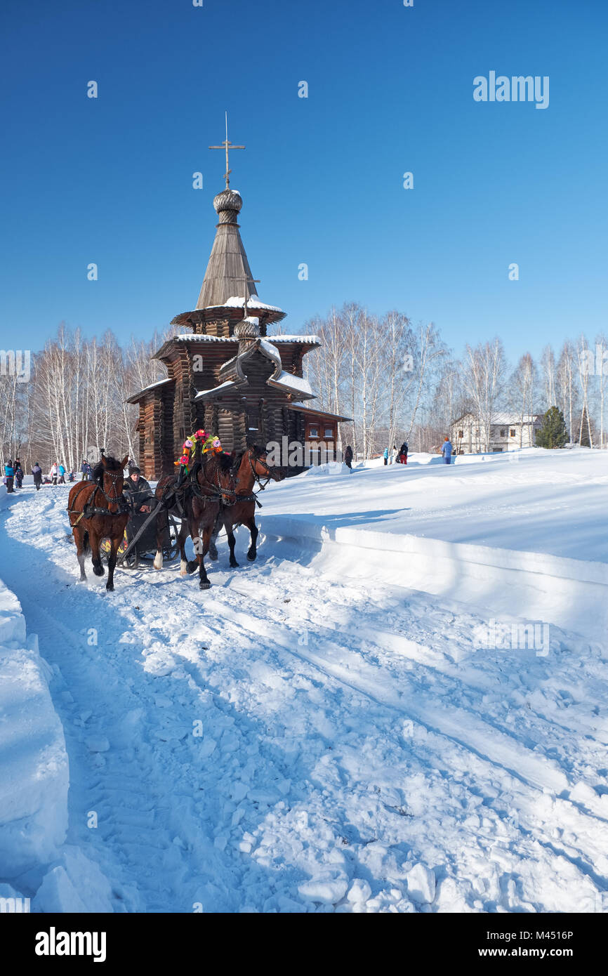 Nowosibirsk, Russland - Januar 11, 2018: Troika von Pferden genutzt, um einen Schlitten. Slawische Volksmusik Winter feste Fastnacht. Die Kirche der Savio Stockfoto