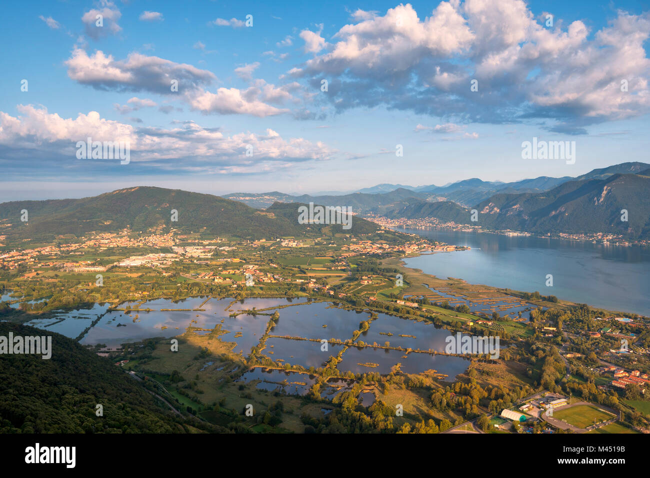 Panoramaaussicht in der Morgendämmerung über Iseo See, Provinz Brescia in der Lombardei, Italien, Europa. Stockfoto