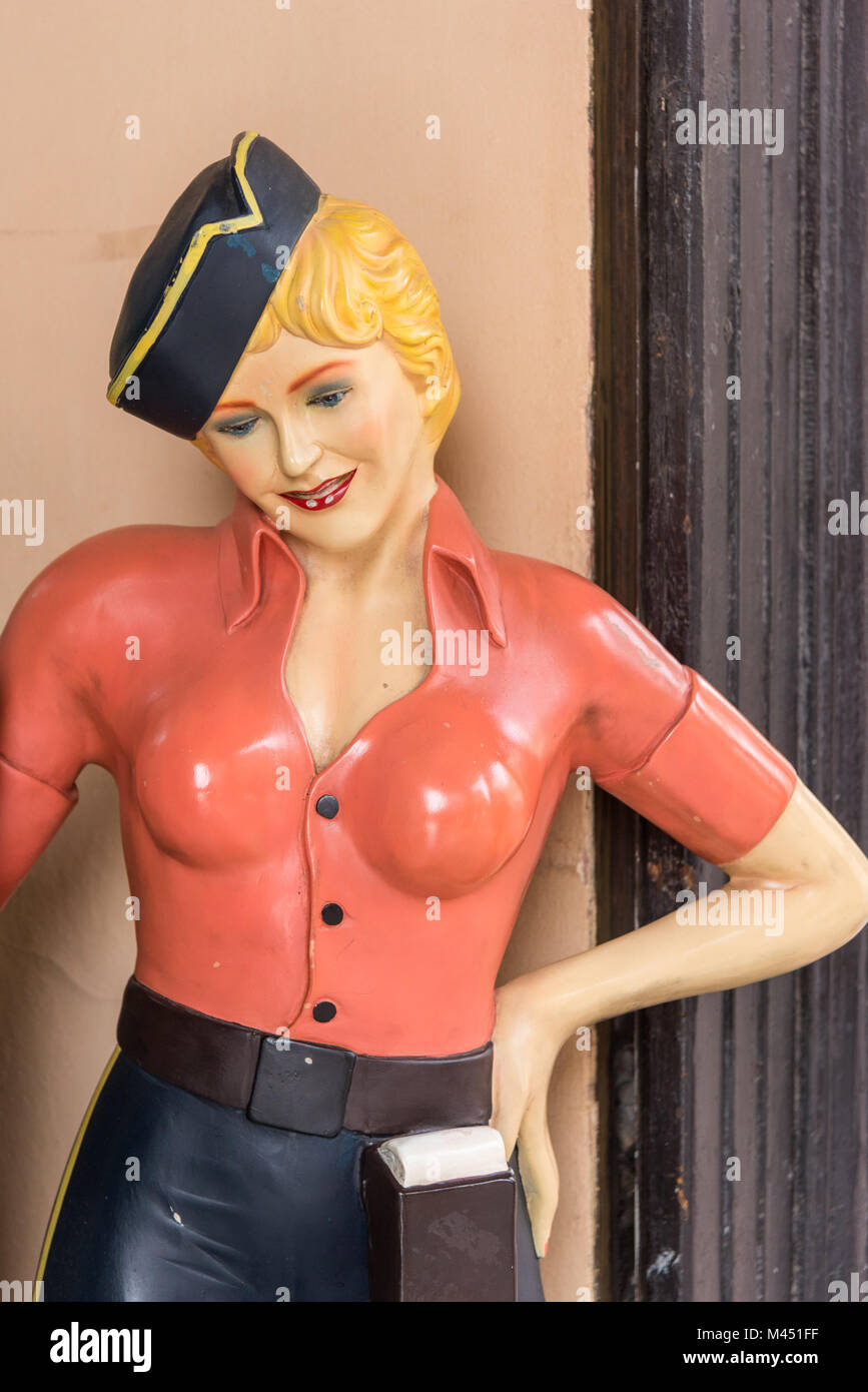 Ein Modell einer jungen Frau Kellnerin oder manequin vor einer Bar in Bologna Italien unterhaltsamer Werbung Tafel Stockfoto