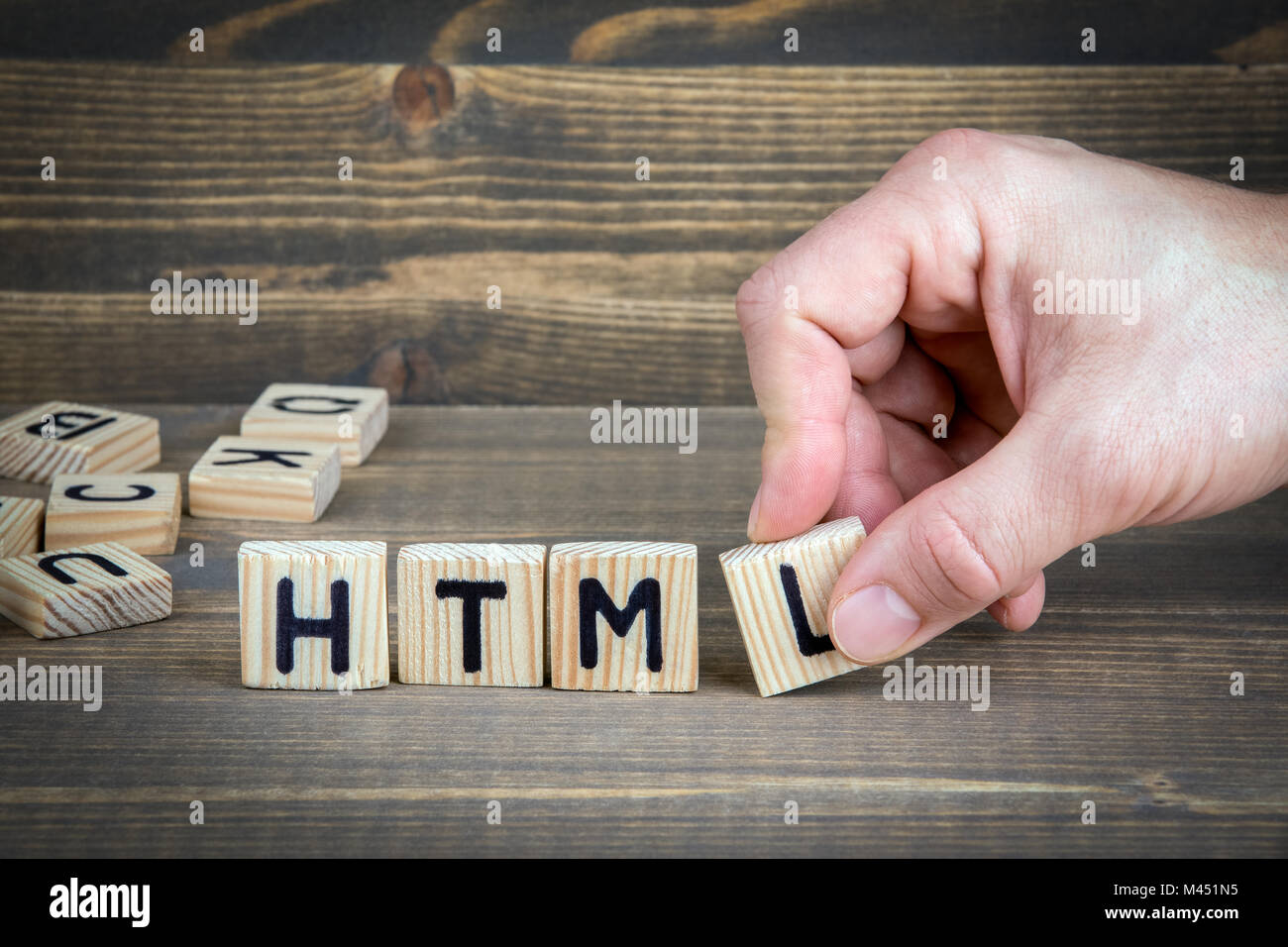 Html. Holz- Buchstaben auf dem Schreibtisch, informative und Kommunikation Hintergrund Stockfoto
