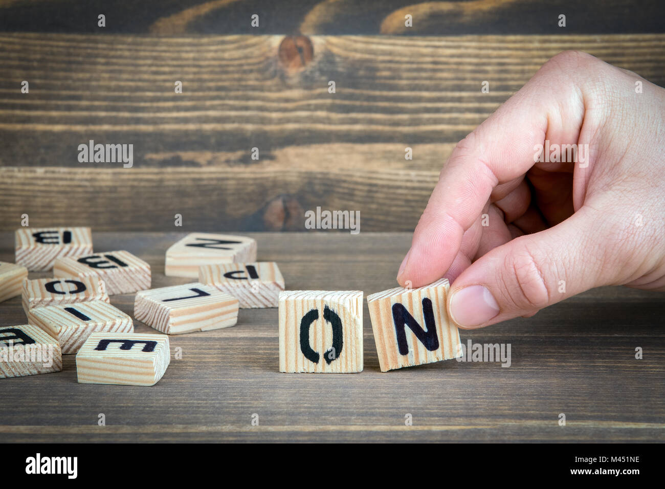 Auf. Holz- Buchstaben auf dem Schreibtisch, informative und Kommunikation Hintergrund Stockfoto