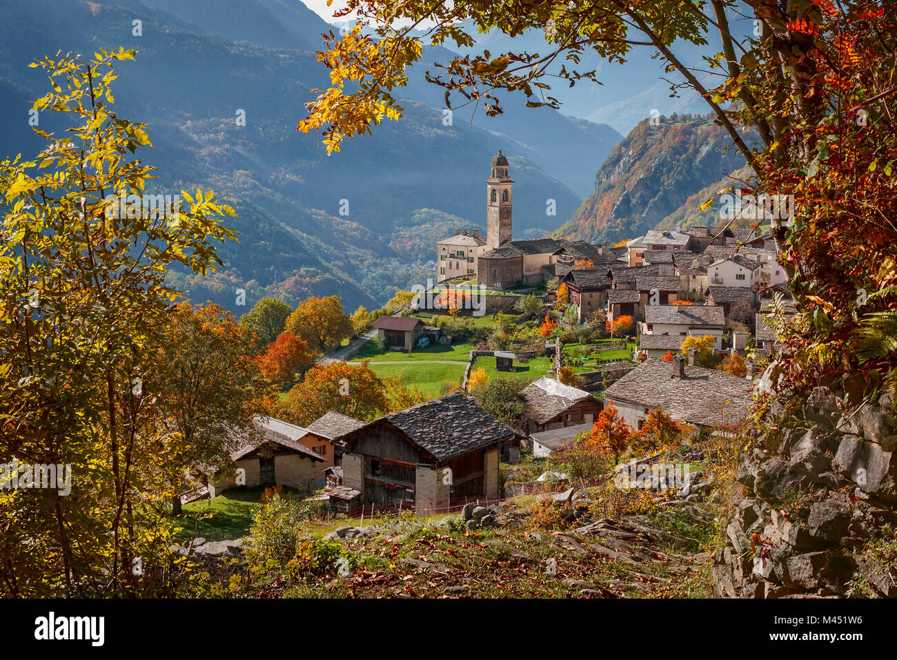 Das Dorf von Soglio im Herbst gerahmt, Maloja Region, Kanton Graubünden,  Bergell, Schweiz, Europa Stockfotografie - Alamy