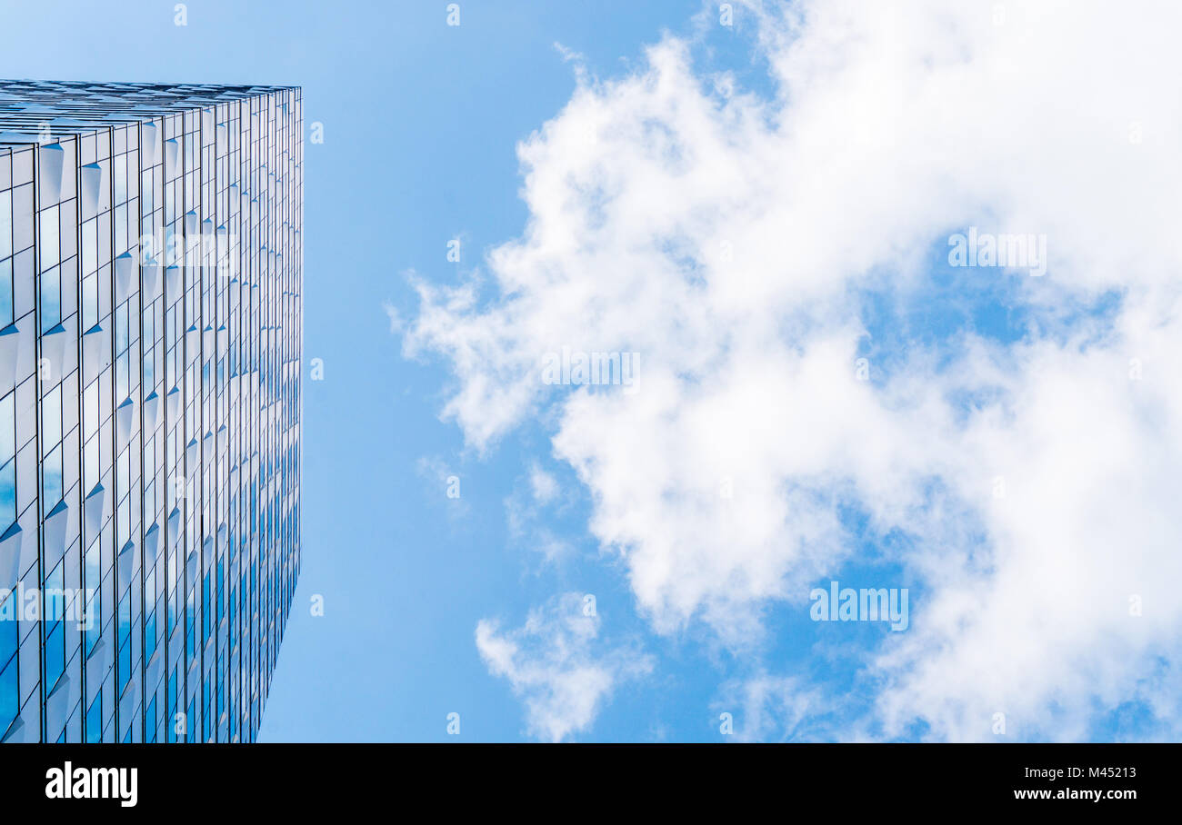 Wolken im Himmel neben modernen Bürogebäude. Business Hintergrund mit kopieren. Stockfoto