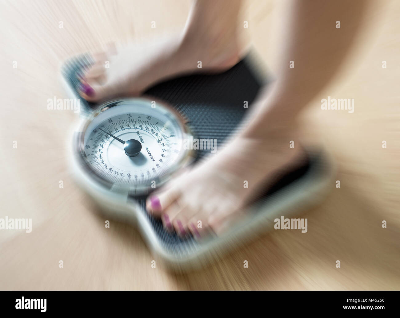 Weibliche Füße auf der Skala mit dramatischen Blur zoom Effekt. Stockfoto