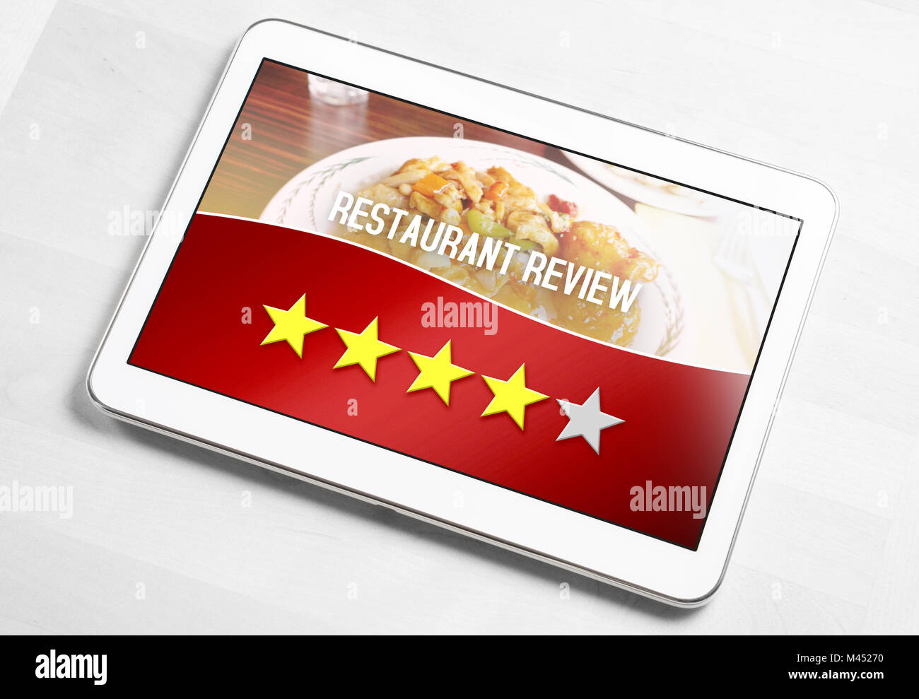 Gutes Restaurant Review von zufriedenen und glücklichen Kunden und Kritiker. Bewertet vier von fünf Sternen. Mobiles Gerät auf dem Tisch. Stockfoto