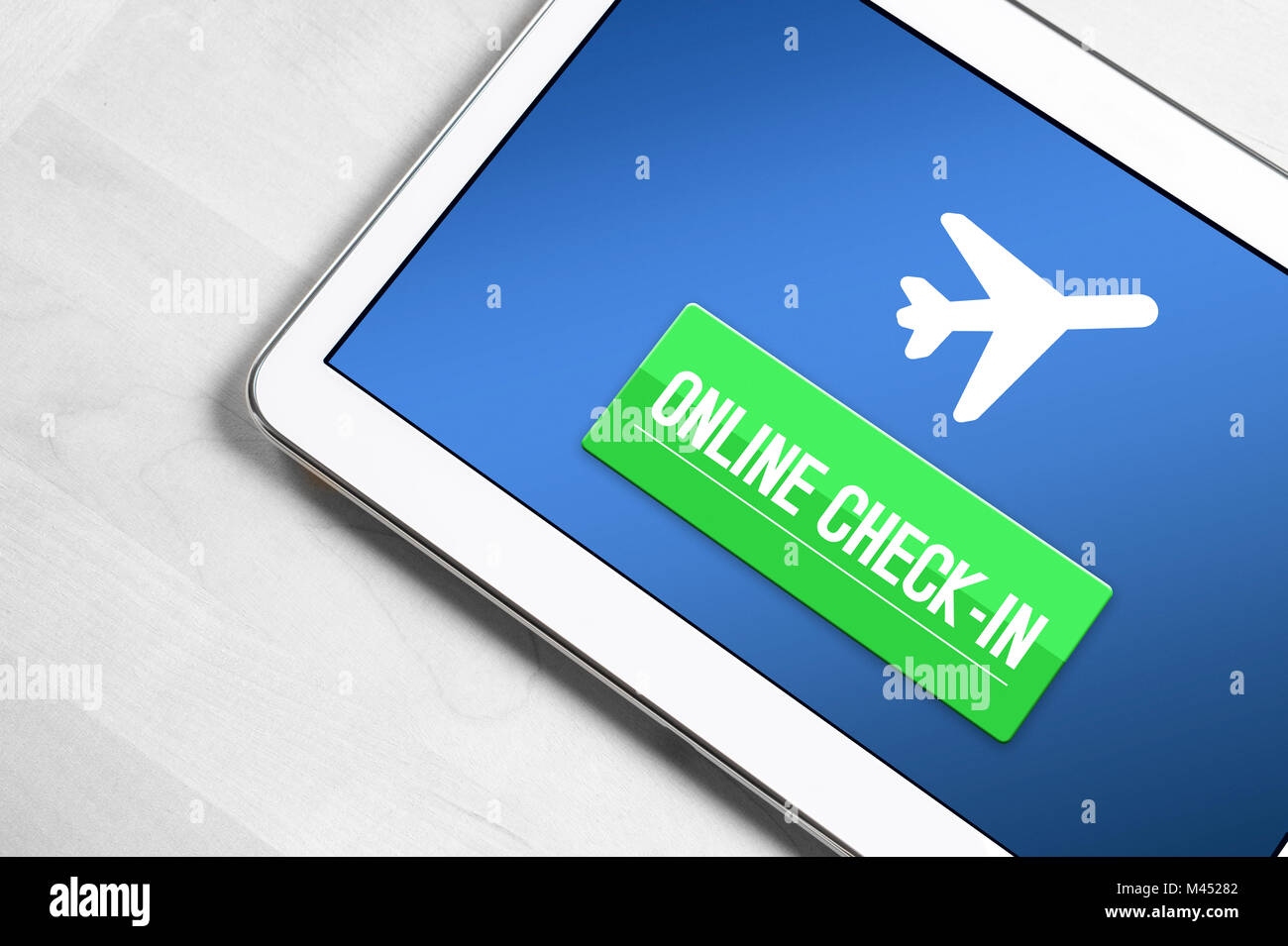 Online Check-in mit Tablet. Ansicht von oben in das mobile Gerät auf hölzernen Tisch bereit Einchecken zum Flug auf Internet-, Web- oder Anwendung. Self Service. Stockfoto