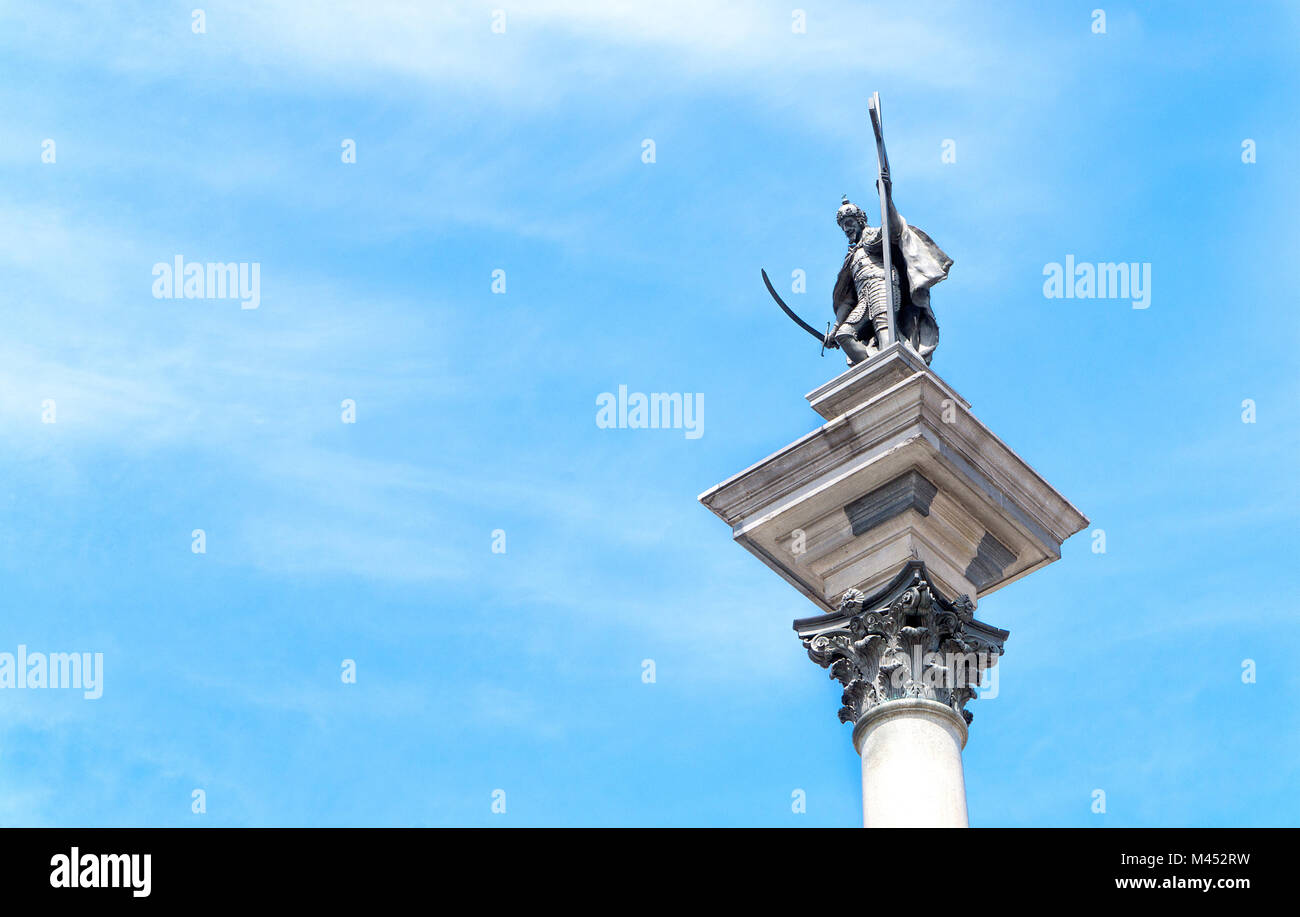 Statue und Skulptur gegen den blauen Himmel und einige Wolken mit kopieren. Sigismunds Spalte in Polen. Wahrzeichen und Touristenattraktion in Warschau. Stockfoto