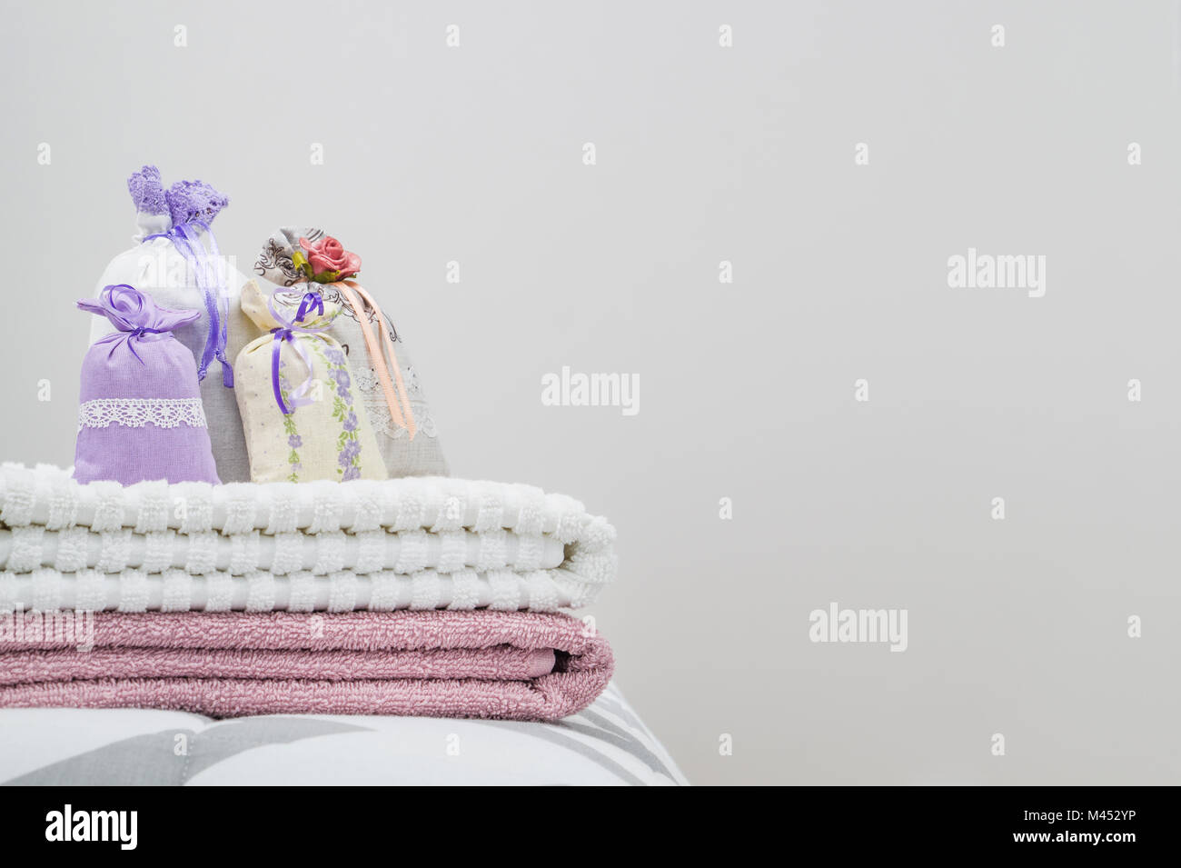 Duftende Beutel auf zwei Handtücher auf dem Bett mit kostenlosen leer leere Kopie Raum. Hintergrund Vorlage zur Dekoration oder interior design verwandte Inhalte. Stockfoto