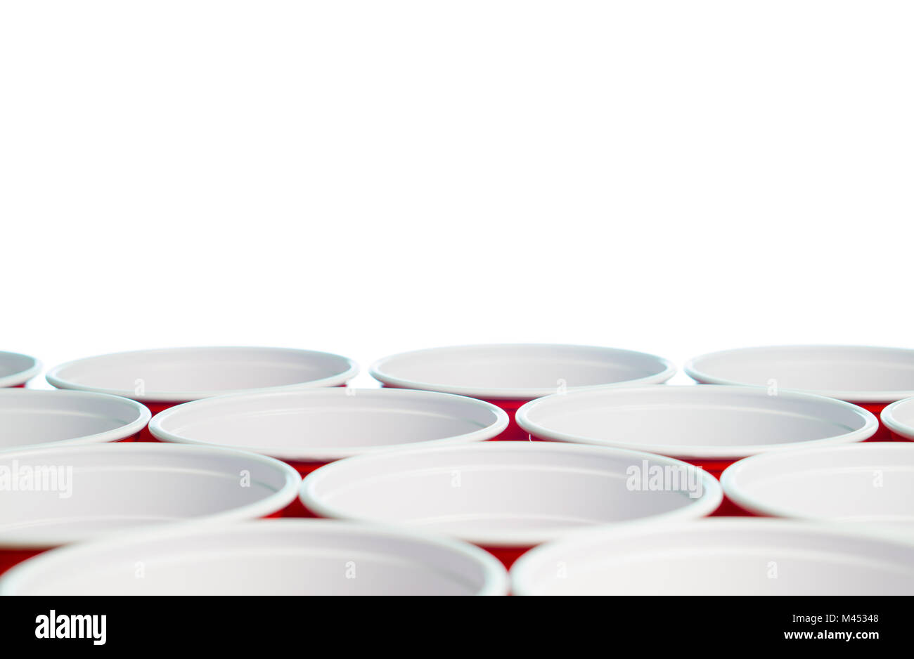 Viele rote Partei cups auf weißen isoliert. Niedrigen Winkel in der Nähe von College Alkohol Behältnisse mit kostenlosen leer leere Kopie Platz für Text. Event Marketing. Stockfoto