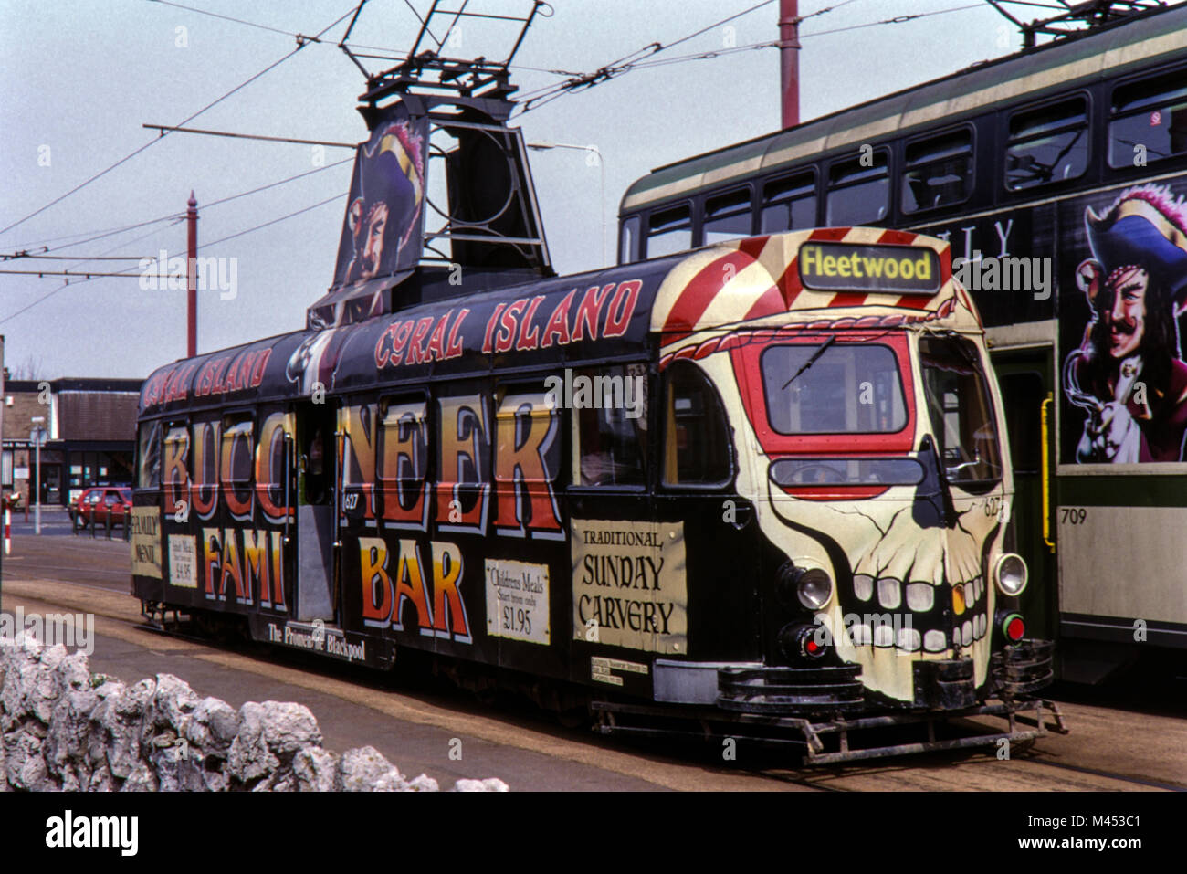 Blackpool Tram Nr. 627 Werbung die Buccaneer Familie Bar. Bild an Cleveleys Mai 2002 getroffen Stockfoto