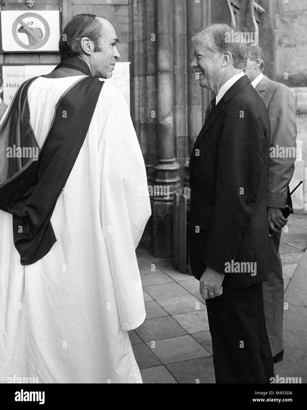 Canon Anthony Harvey grüßt der ehemalige US-Präsident Jimmy Carter zur Westminster Abbey. Stockfoto