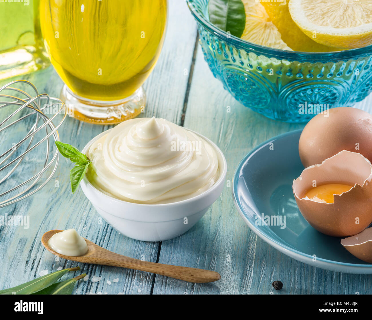 Natürliche Mayonnaise Zutaten und die Sauce selbst. Stockfoto