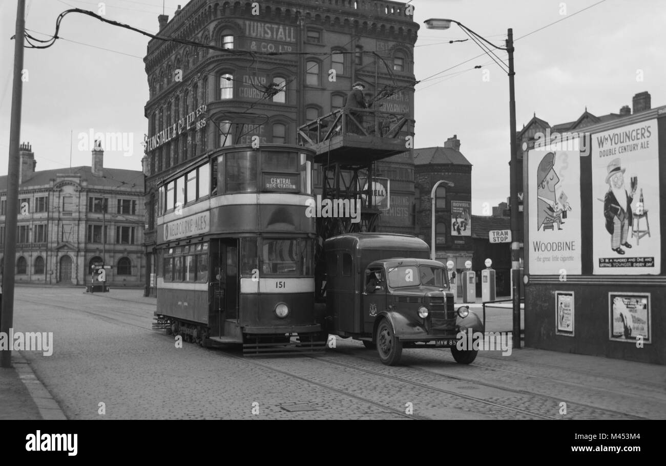 Leeds Straßenbahn Nr. 151 und ein Turm Wartungsarbeiten Stapler auf Meadow Lane, Leeds. Bild in der 1950 s Stockfoto