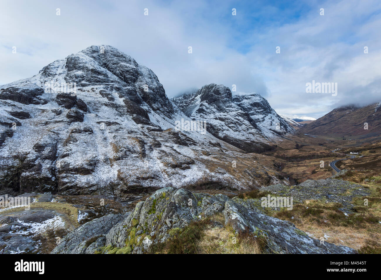 Den Pass von Glencoe und die Berge bekannt als die Drei Schwestern - Beinn Fhada, Gearr Aonach und Aonach Dubh. Die A 82 können auch gesehen werden. Stockfoto