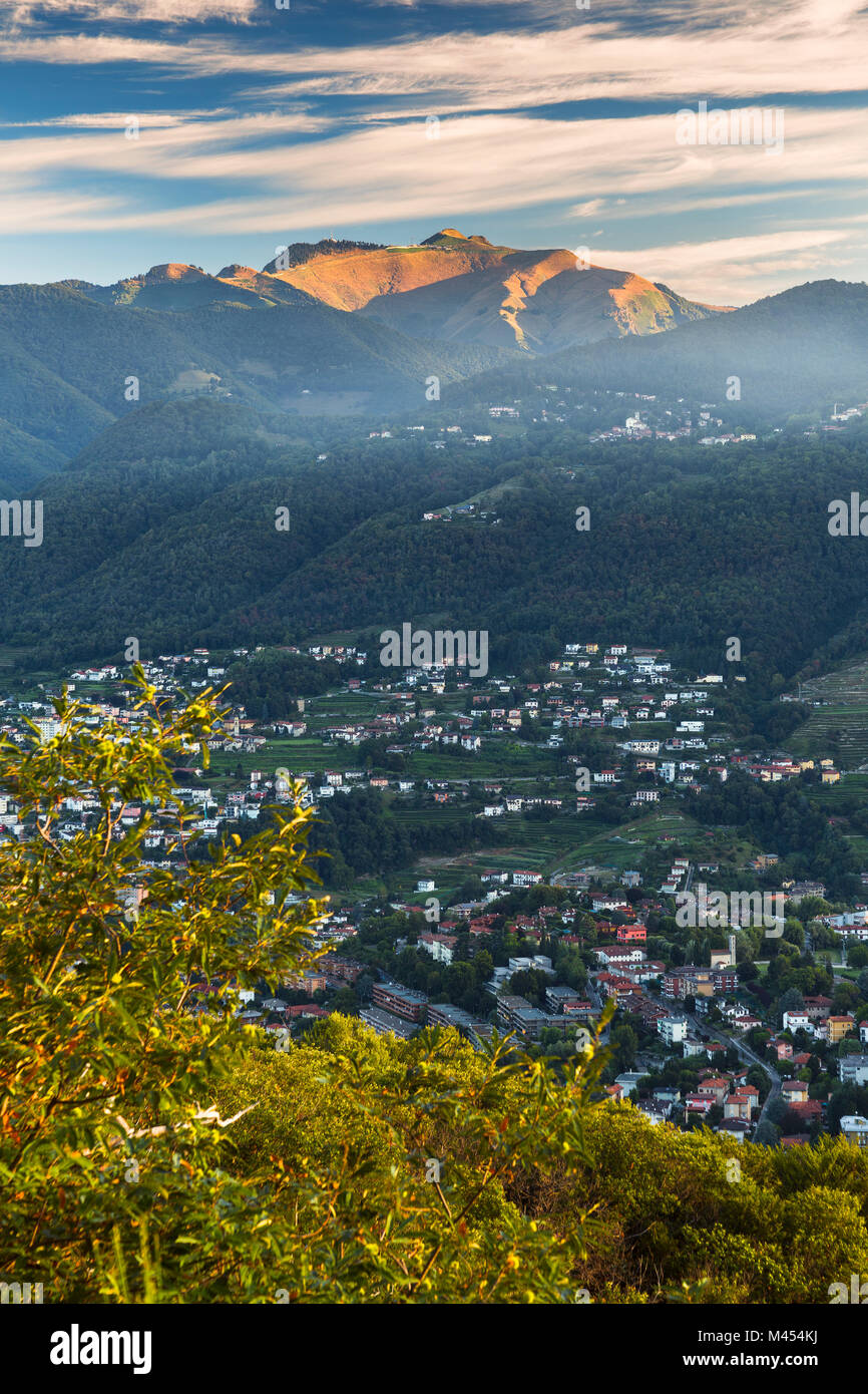Sonnenaufgang über Generoso Berg, in Mendrisio, Kanton Tessin, Schweiz, Europa Stockfoto