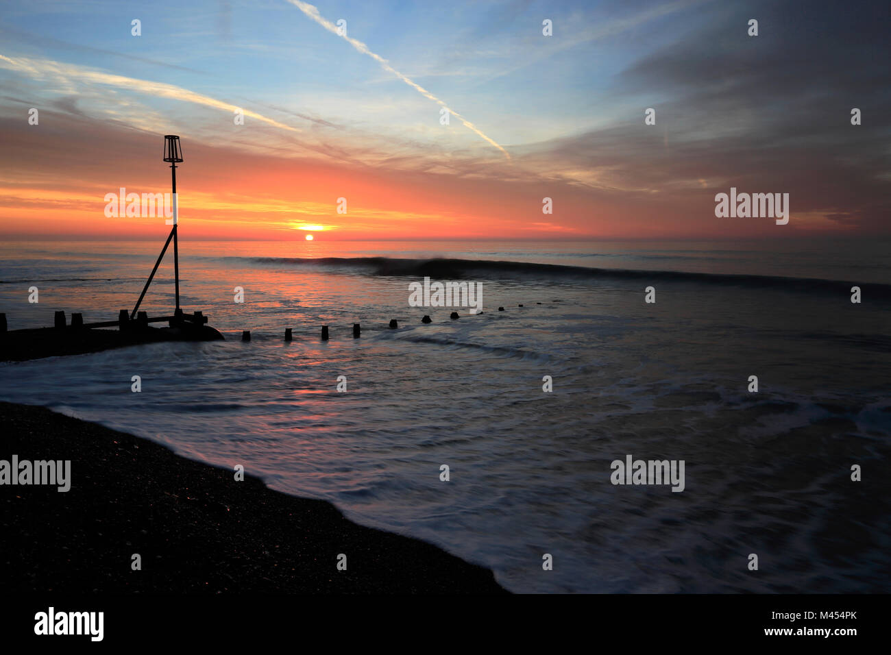 Sonnenaufgang über Bognor Regis Beach, West Sussex County, England, Großbritannien Stockfoto