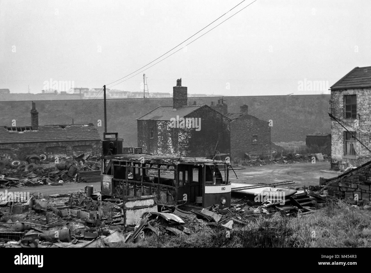 Das traurige Ende der ursprünglichen Leeds Corporation Straßenbahn Nr. 180 an einem unbekannten Schrottplatz in den späten 50er oder frühen 60er Jahren Stockfoto