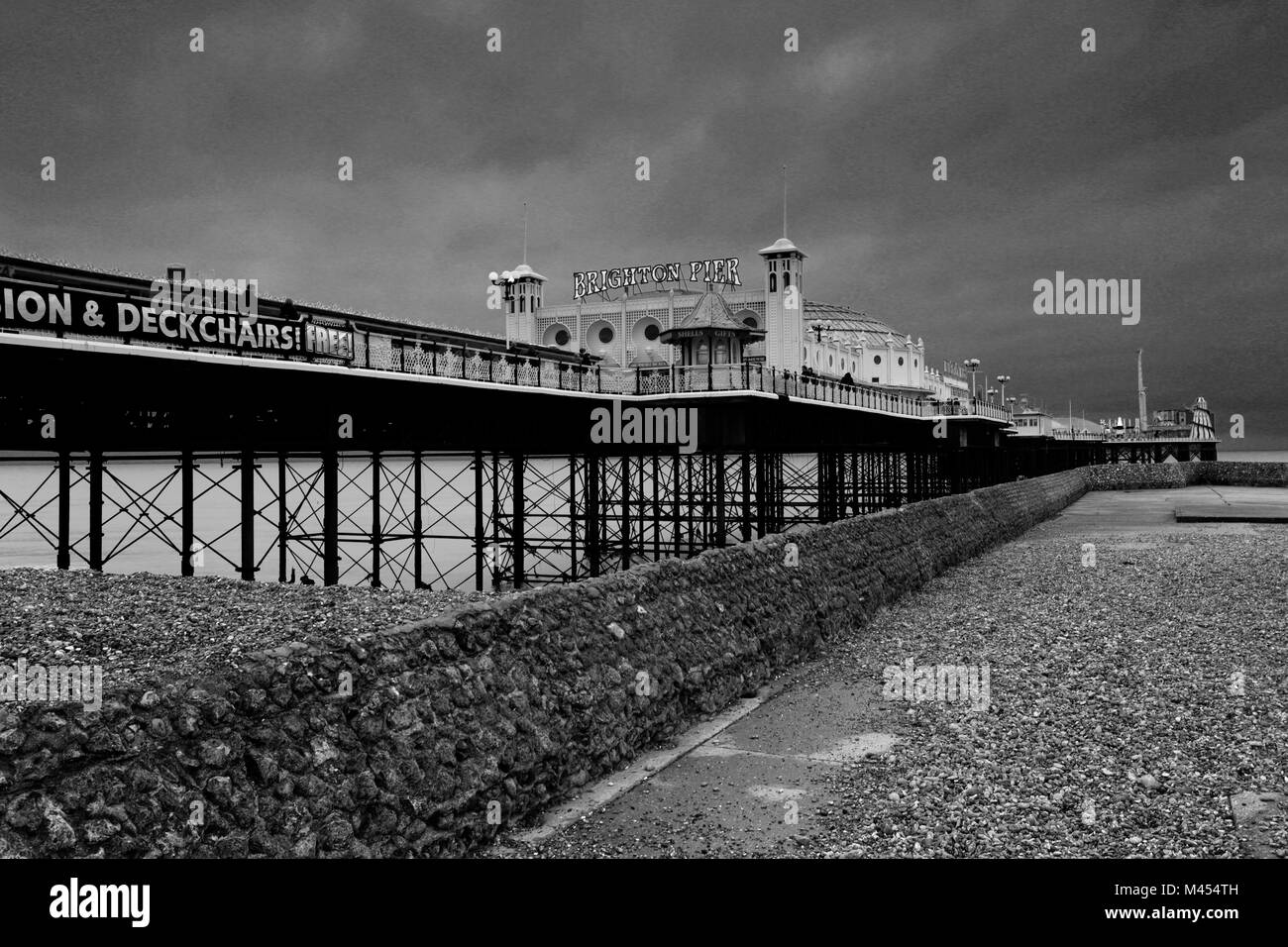 Dramatische Himmel über dem Palace Pier von Brighton, Brighton & Hove, East Sussex, England, Großbritannien Stockfoto