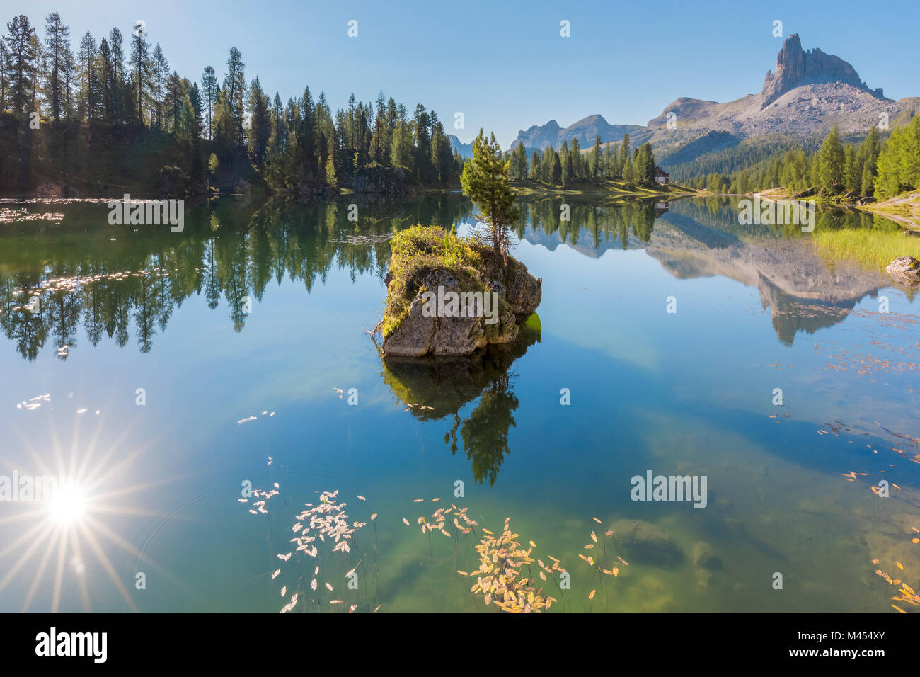 Morgen bei Federa See im Sommer, Cortina d Ampezzo, Belluno, Dolomiten, Venetien, Italien Stockfoto