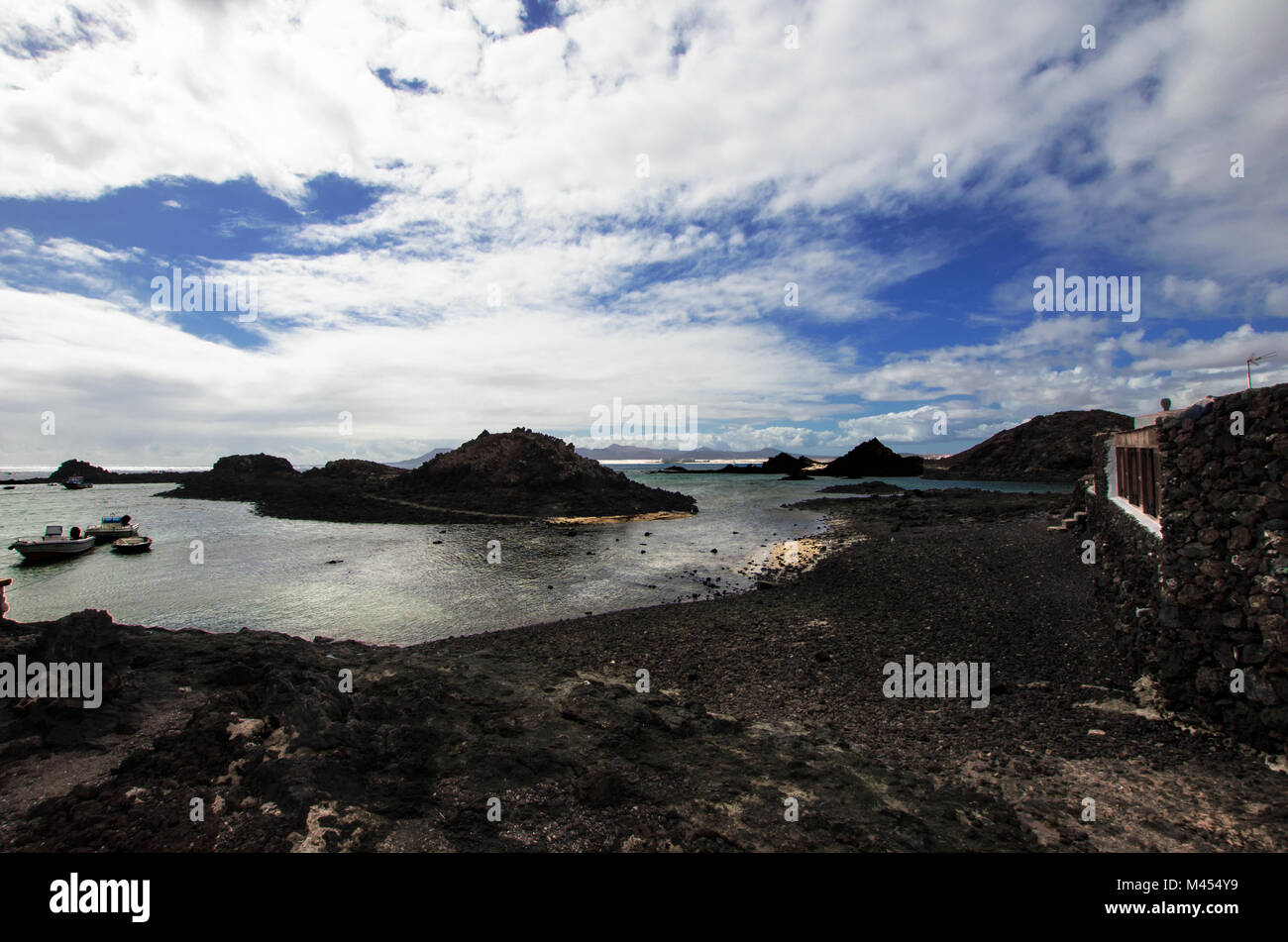 Die Wolken laufen schnell auf einen Einlass von einer Insel des Kanarischen Archipels, Spanien Stockfoto