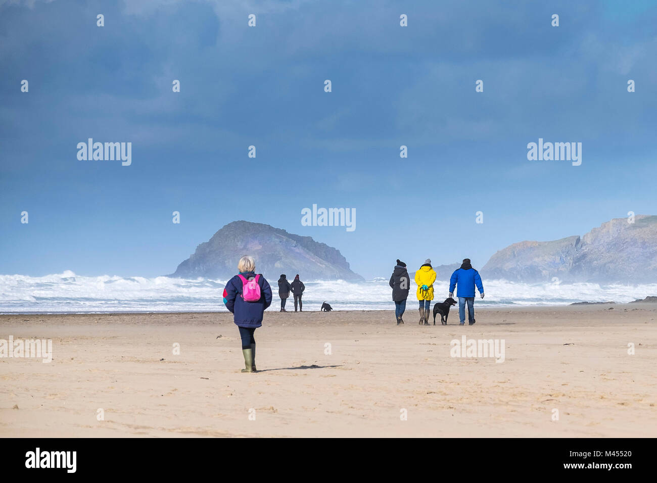 Menschen zu Fuß am Strand in Perranporth Cornwall UK. Stockfoto