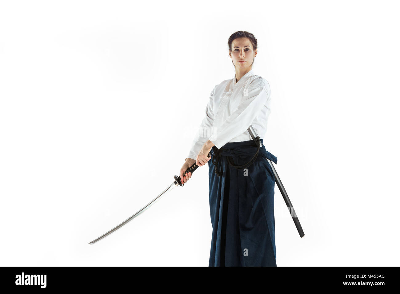 Aikido master Praktiken verteidigungsdispositiv. Gesunder Lebensstil und Sport Konzept. Frau in weißem Kimono auf weißem Hintergrund. Stockfoto