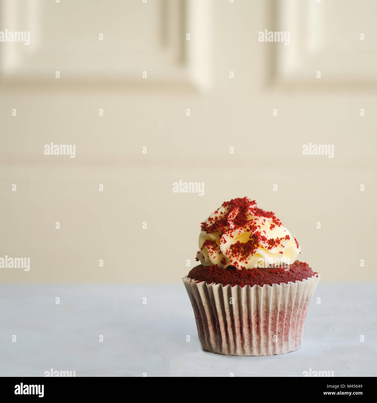 Nahaufnahme eines selbst gebackenem Red Velvet Cupcake mit Buttercream Frosting Stockfoto