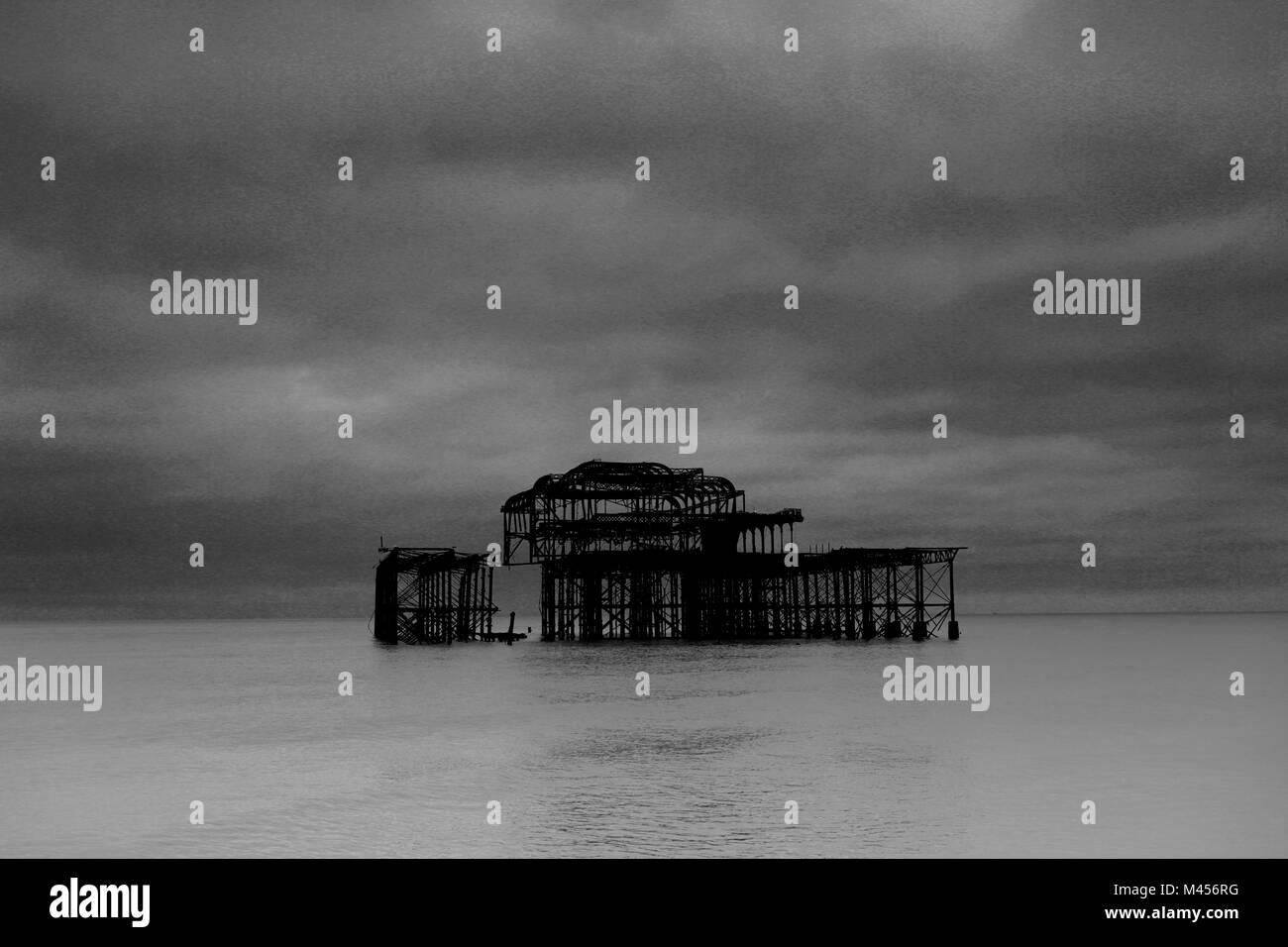 Dramatische Himmel über dem zerstörten West Pier, Brighton & Hove, East Sussex, England, Großbritannien Stockfoto