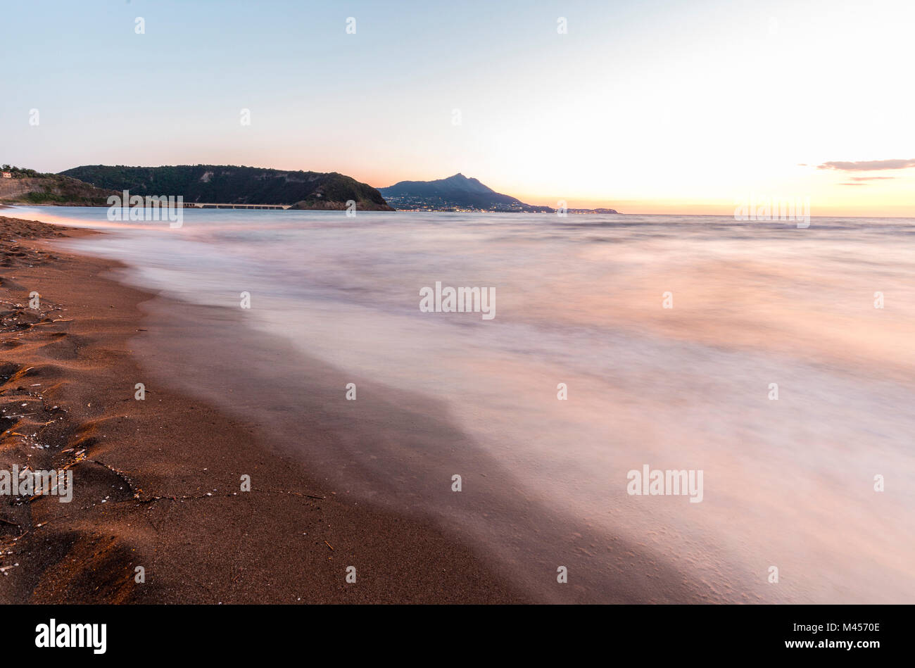 Italien, Kampanien, Provinz Neapel, Procida. Der Strand von Ciraccio Stockfoto