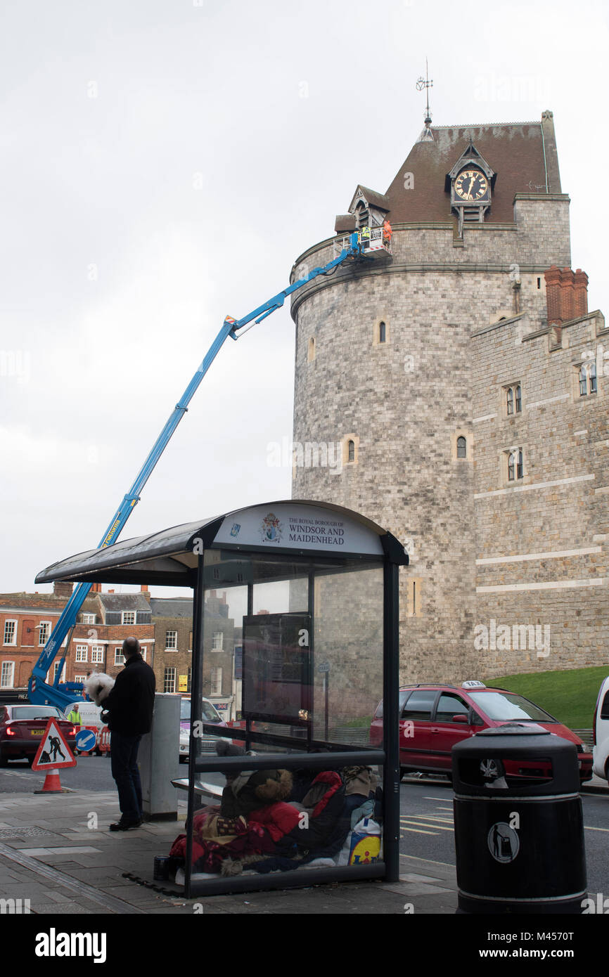 Der runde Turm in Windsor Castle, von Arbeitern in einer sehr hohen Cherry Picker inspiziert. Eine grobe Sleeper hat den Bus shelter zu ihrer Heimat gemacht. Jan 20. Stockfoto