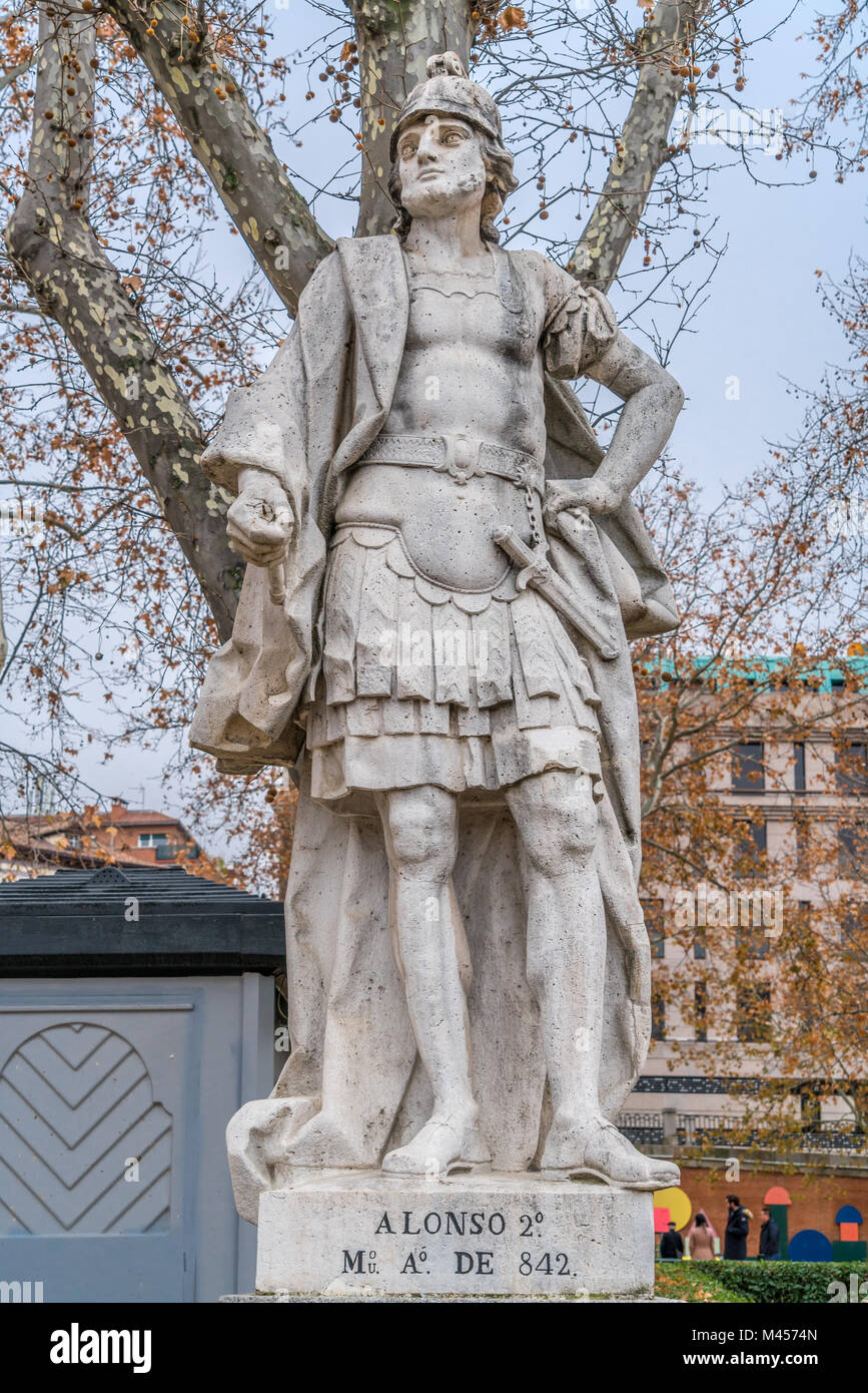 Madrid, Spanien - 4. Januar 2018: Kalkstein Statue von Alfonso II. von Asturien (die keusche oder El casto). In der Plaza de Oriente square downtow entfernt Stockfoto