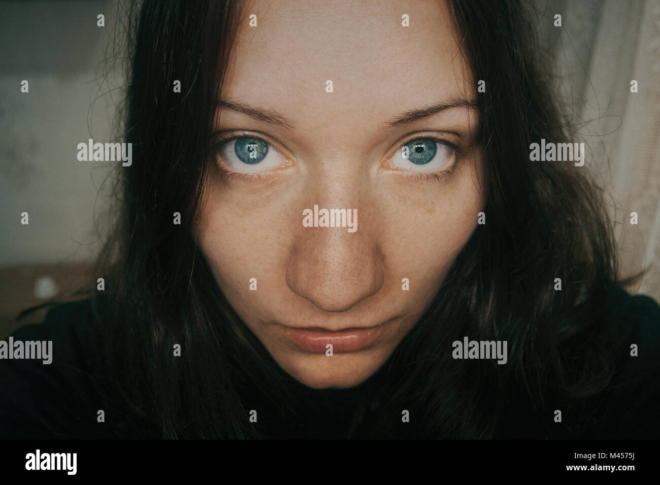Brunette Woman Big Blue Eyes Stockfotos Brunette Woman Big