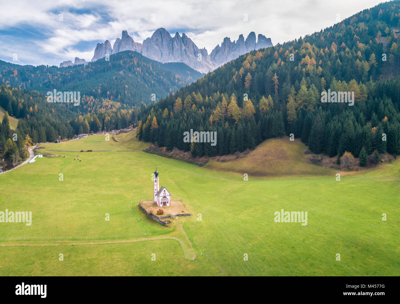 Luftaufnahme von San Giovanni Ranui, Kirche San Pietro Dorf, Villnösser Tal, Provinz Bozen, Trentino-Südtirol, Italien Stockfoto