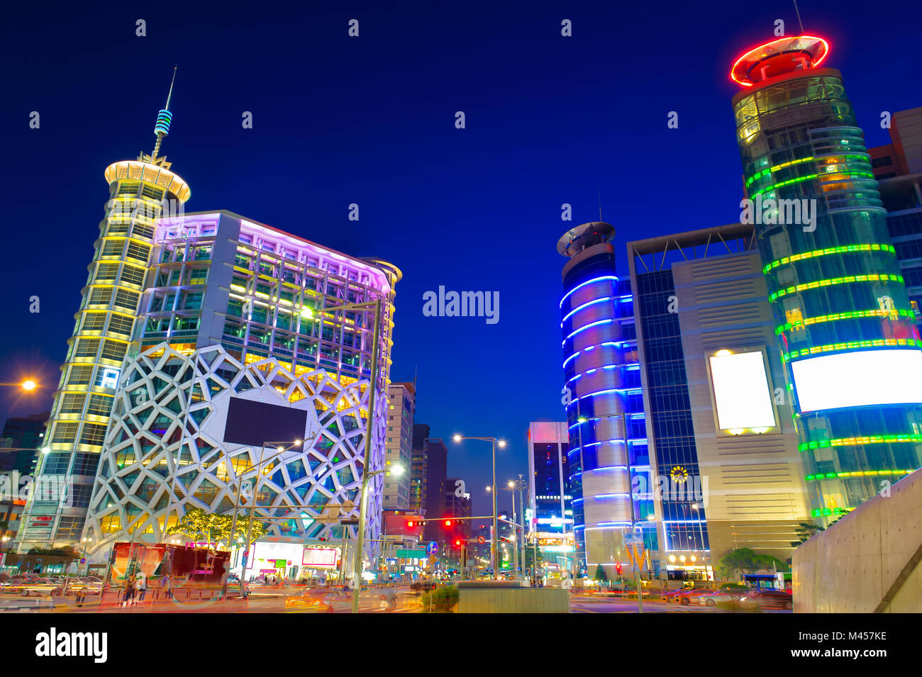 Nacht Stadtbild und Verkehr mit Wolkenkratzer in Seoul, Südkorea. Stockfoto