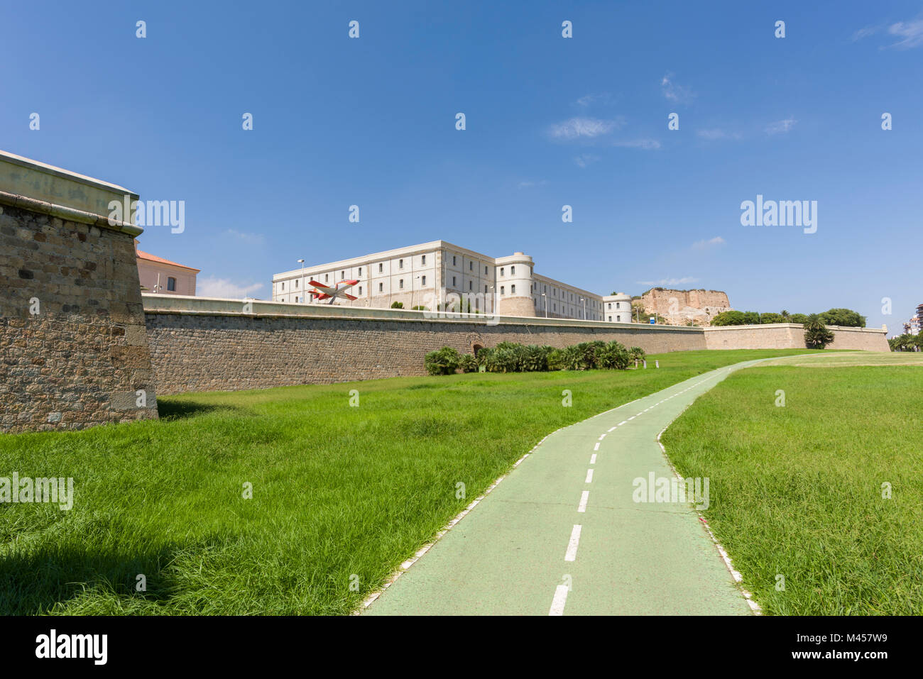 Ein Radweg neben der alten Stadtmauer in Cartagena, mit dem ehemaligen Lazarett, jetzt der Technischen Universität. Spanien. Stockfoto Ein Radweg neben der alten Stadtmauer in Cartagena, mit dem ehemaligen Lazarett, jetzt der Technischen Universität. Spanien. Stockfoto