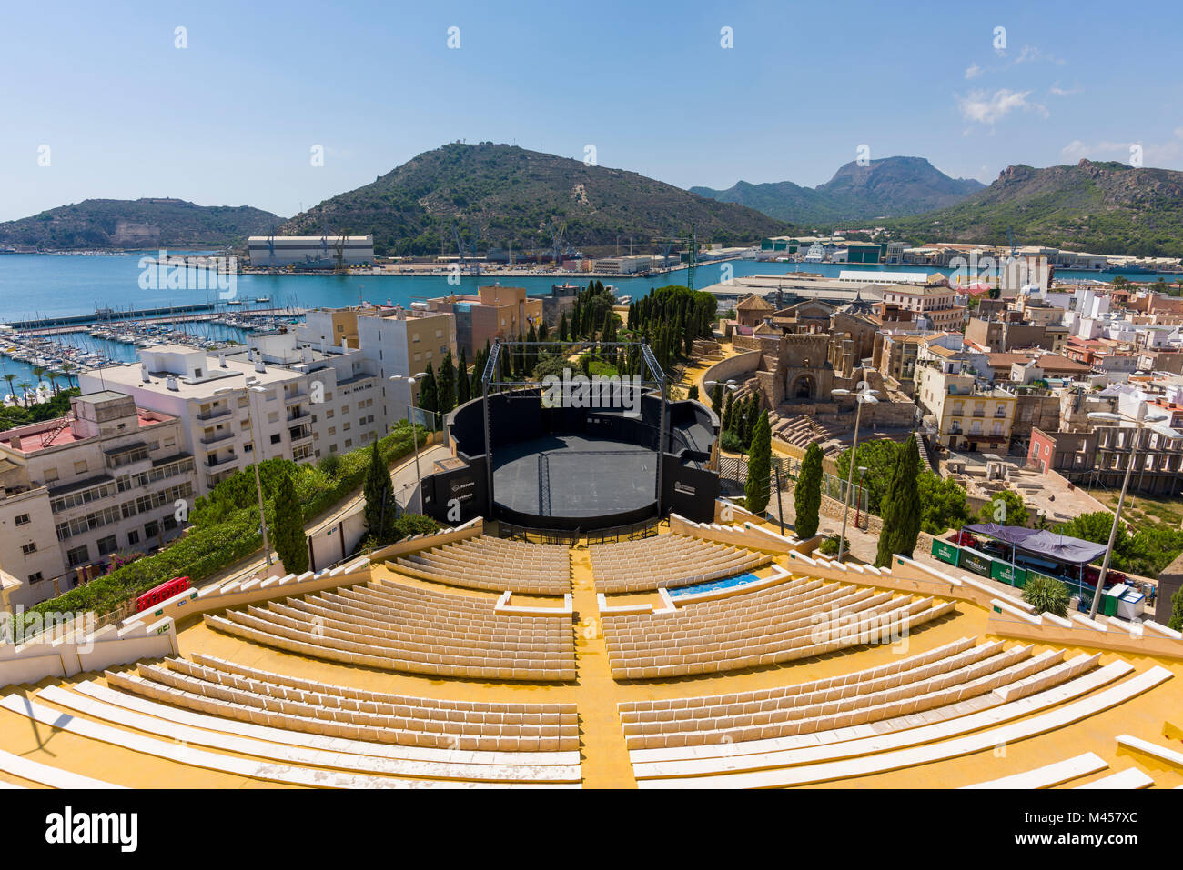 Die moderne Torres Park Auditorium neben der alten römischen Theater mit dem Port jenseits, Cartagena. Spanien Stockfoto