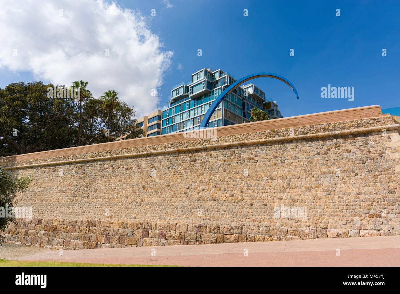 Moderne Apartments hinter der alten Stadtmauer von Cartagena, Spanien. Stockfoto