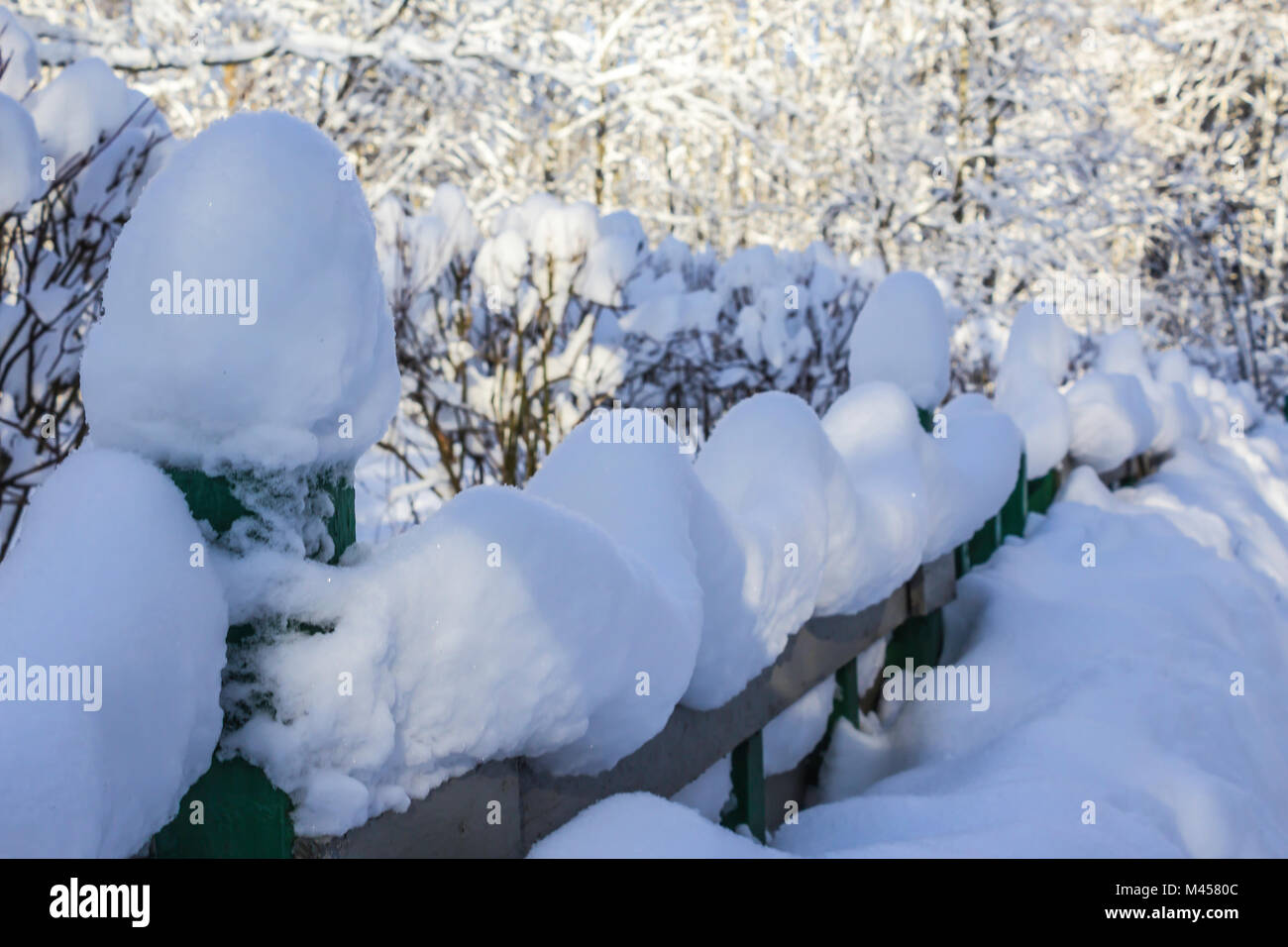 Schnee Kappen auf die dekorativen Zaun nach einem starken Schneefall. Eine ungewöhnliche Form von Schnee. Interessante Fotos für die Website, über die Natur, Parks und der Jahreszeiten. Stockfoto