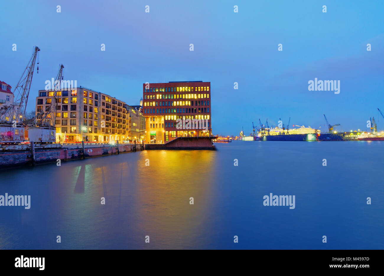 Docks und Bürogebäude an der Elbe in Ha Stockfoto